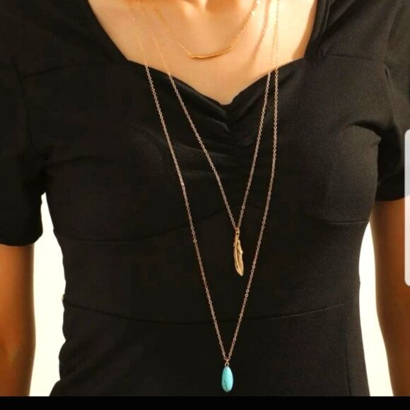 Gold layered leaf necklace - Picture 3 of 4